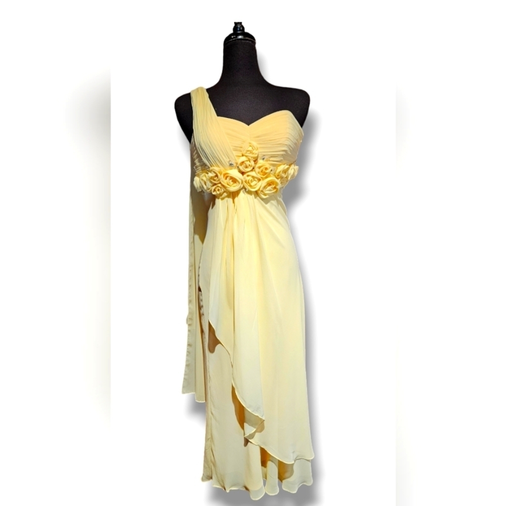Strapless Yellow evening gown. Flower Detail. Size 6 - Picture 3 of 15